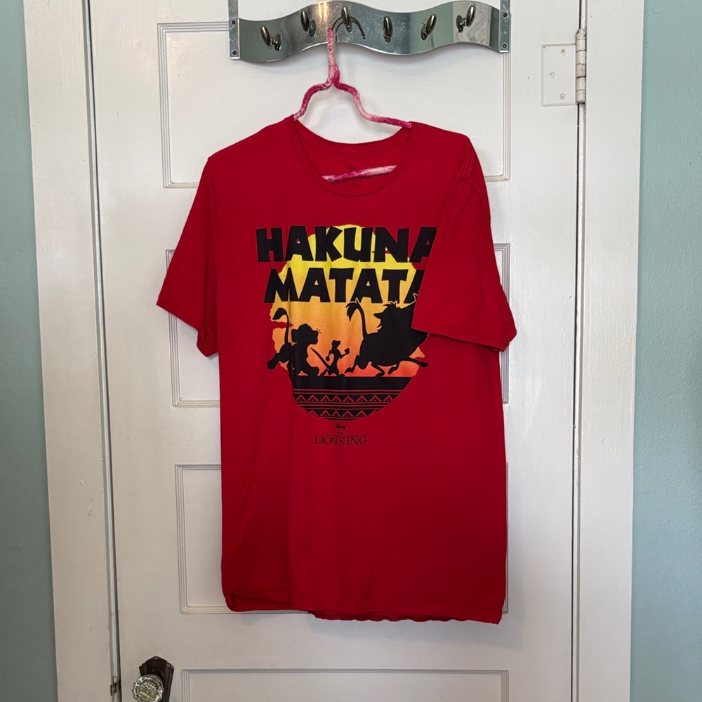 Red Disney  'Hakuna Matata' The Lion King Graphic Tee Size L